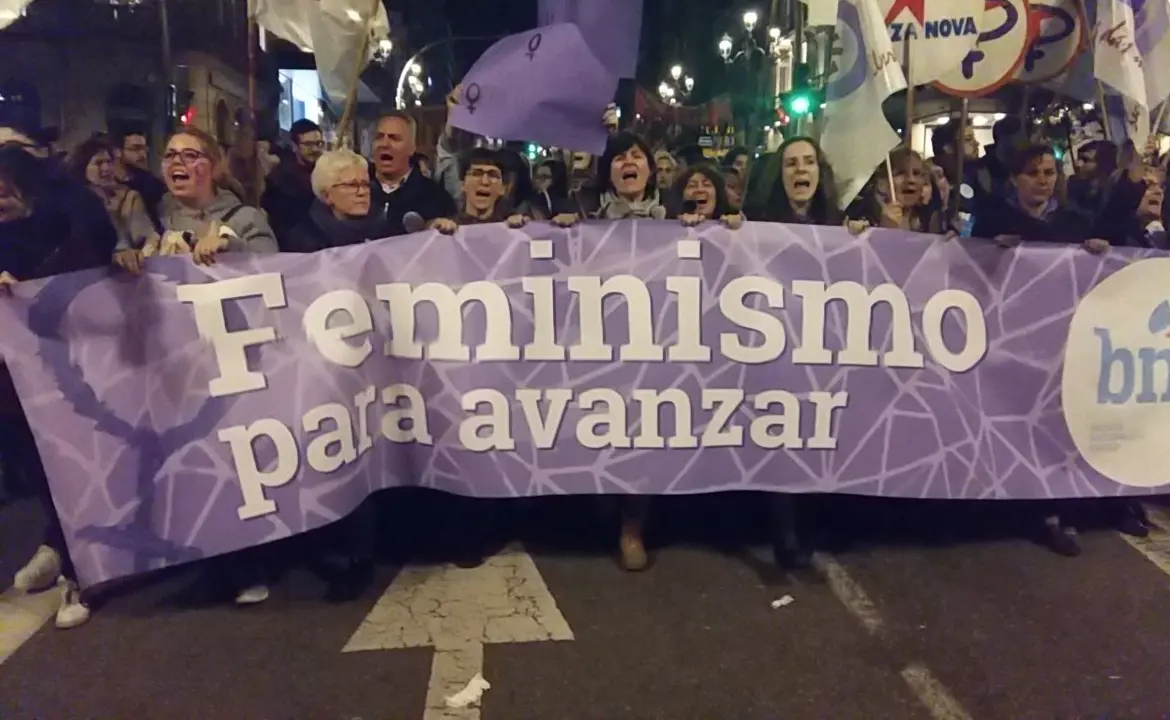 <p>Onte o feminismo galego sa&iacute;u &aacute; r&uacute;a para berrar ben forte que estamos fartas&nbsp;de pol&iacute;ticas inxustas, de compromisos e declaraci&oacute;ns de intenci&oacute;ns baleiras de contido!<br />
Onte berramos nas r&uacute;as de Vigo ata quedar sen voz, porque queremos vidas dignas de ser vividas e libres de todo tipo de violencias!<br />
Hoxe a loita contin&uacute;a.</p>
