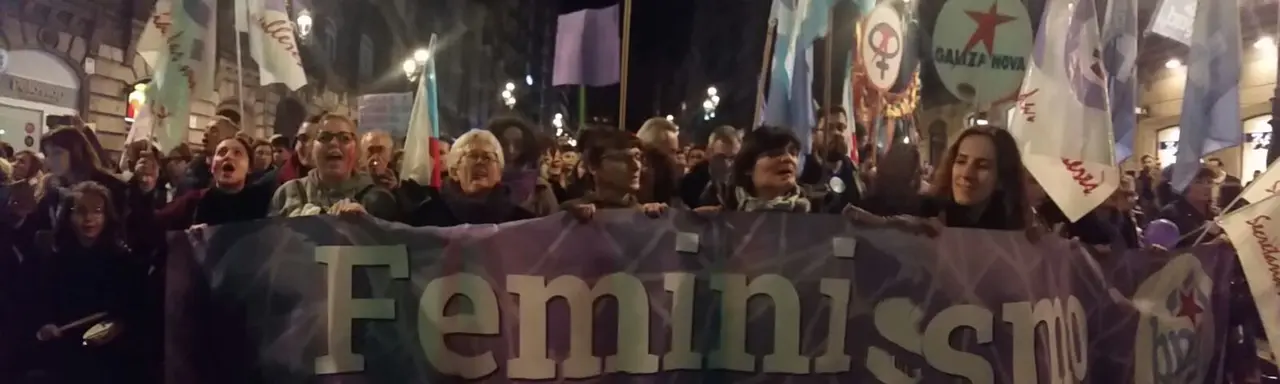 <p>Onte o feminismo galego sa&iacute;u &aacute; r&uacute;a para berrar ben forte que estamos fartas&nbsp;de pol&iacute;ticas inxustas, de compromisos e declaraci&oacute;ns de intenci&oacute;ns baleiras de contido!<br />
Onte berramos nas r&uacute;as de Vigo ata quedar sen voz, porque queremos vidas dignas de ser vividas e libres de todo tipo de violencias!<br />
Hoxe a loita contin&uacute;a.</p>
