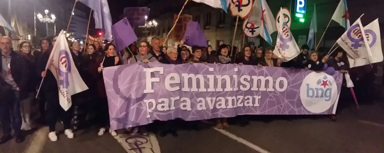 <p>Onte o feminismo galego sa&iacute;u &aacute; r&uacute;a para berrar ben forte que estamos fartas&nbsp;de pol&iacute;ticas inxustas, de compromisos e declaraci&oacute;ns de intenci&oacute;ns baleiras de contido!<br />
Onte berramos nas r&uacute;as de Vigo ata quedar sen voz, porque queremos vidas dignas de ser vividas e libres de todo tipo de violencias!<br />
Hoxe a loita contin&uacute;a.</p>
