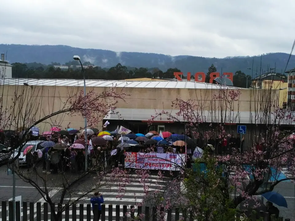 <p>As mulleres do BNG do Porri&ntilde;o estivemos apoiando a concentraci&oacute;n da CIG no IES Ribeira do Louro de Torneiros, onde se reuniron mozas estudantes, traballadoras de distintas empresas da vila, xubiladas,... En resumo, mulleres de t&oacute;dolos &aacute;mbitos e idades un&iacute;monos para berrarmos todas xuntas e reclamar os nosos dereitos. O dereito a vivirmos en igualdade, a termos un traballo digno e unha vida digna e libre para ser vivida.</p>
