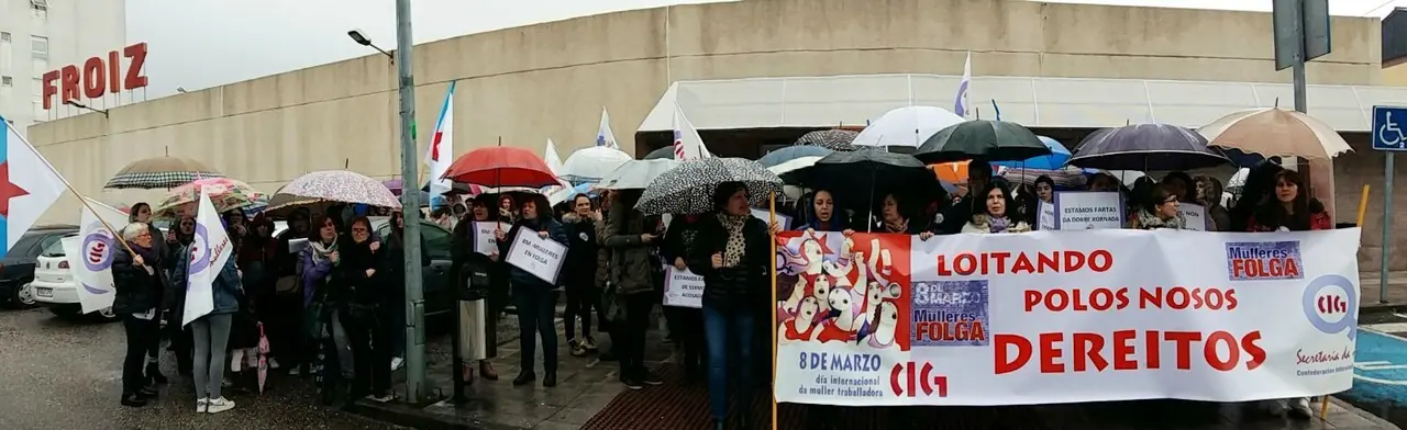 <p>As mulleres do BNG do Porri&ntilde;o estivemos apoiando a concentraci&oacute;n da CIG no IES Ribeira do Louro de Torneiros, onde se reuniron mozas estudantes, traballadoras de distintas empresas da vila, xubiladas,... En resumo, mulleres de t&oacute;dolos &aacute;mbitos e idades un&iacute;monos para berrarmos todas xuntas e reclamar os nosos dereitos. O dereito a vivirmos en igualdade, a termos un traballo digno e unha vida digna e libre para ser vivida.</p>
