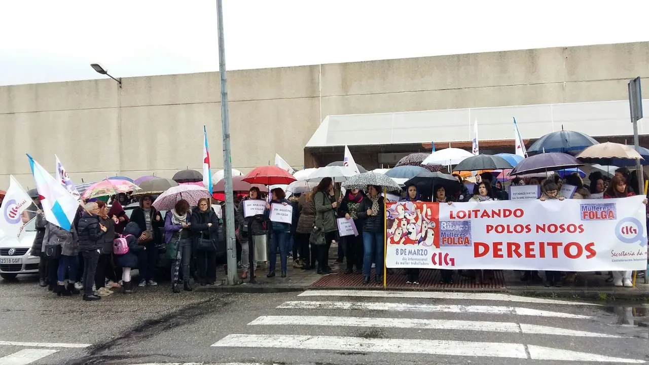 <p>As mulleres do BNG do Porri&ntilde;o estivemos apoiando a concentraci&oacute;n da CIG no IES Ribeira do Louro de Torneiros, onde se reuniron mozas estudantes, traballadoras de distintas empresas da vila, xubiladas,... En resumo, mulleres de t&oacute;dolos &aacute;mbitos e idades un&iacute;monos para berrarmos todas xuntas e reclamar os nosos dereitos. O dereito a vivirmos en igualdade, a termos un traballo digno e unha vida digna e libre para ser vivida.</p>
