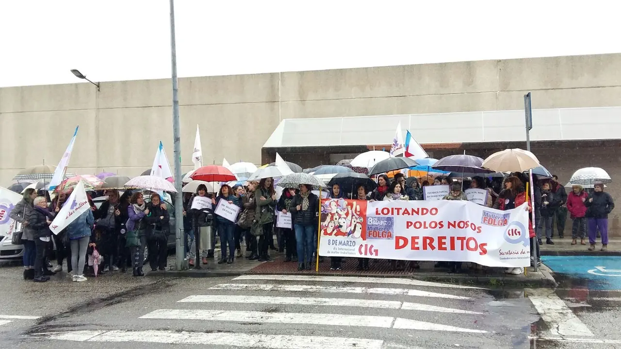 <p>As mulleres do BNG do Porri&ntilde;o estivemos apoiando a concentraci&oacute;n da CIG no IES Ribeira do Louro de Torneiros, onde se reuniron mozas estudantes, traballadoras de distintas empresas da vila, xubiladas,... En resumo, mulleres de t&oacute;dolos &aacute;mbitos e idades un&iacute;monos para berrarmos todas xuntas e reclamar os nosos dereitos. O dereito a vivirmos en igualdade, a termos un traballo digno e unha vida digna e libre para ser vivida.</p>
