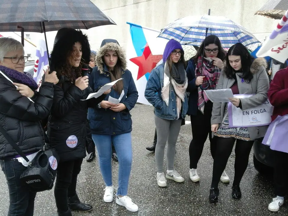<p>As mulleres do BNG do Porri&ntilde;o estivemos apoiando a concentraci&oacute;n da CIG no IES Ribeira do Louro de Torneiros, onde se reuniron mozas estudantes, traballadoras de distintas empresas da vila, xubiladas,... En resumo, mulleres de t&oacute;dolos &aacute;mbitos e idades un&iacute;monos para berrarmos todas xuntas e reclamar os nosos dereitos. O dereito a vivirmos en igualdade, a termos un traballo digno e unha vida digna e libre para ser vivida.</p>

