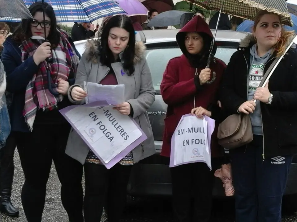 <p>As mulleres do BNG do Porri&ntilde;o estivemos apoiando a concentraci&oacute;n da CIG no IES Ribeira do Louro de Torneiros, onde se reuniron mozas estudantes, traballadoras de distintas empresas da vila, xubiladas,... En resumo, mulleres de t&oacute;dolos &aacute;mbitos e idades un&iacute;monos para berrarmos todas xuntas e reclamar os nosos dereitos. O dereito a vivirmos en igualdade, a termos un traballo digno e unha vida digna e libre para ser vivida.</p>
