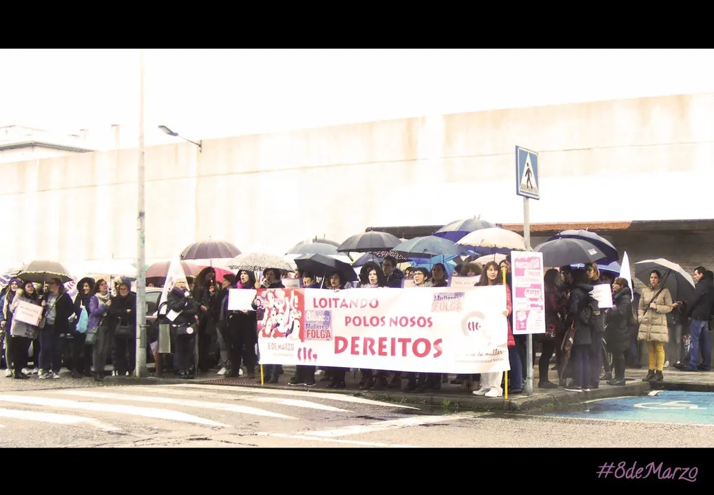 <p>As mulleres do BNG do Porri&ntilde;o estivemos apoiando a concentraci&oacute;n da CIG no IES Ribeira do Louro de Torneiros, onde se reuniron mozas estudantes, traballadoras de distintas empresas da vila, xubiladas,... En resumo, mulleres de t&oacute;dolos &aacute;mbitos e idades un&iacute;monos para berrarmos todas xuntas e reclamar os nosos dereitos. O dereito a vivirmos en igualdade, a termos un traballo digno e unha vida digna e libre para ser vivida.</p>
