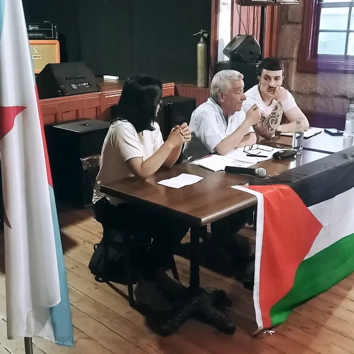 O xoves 9 de maio tivemos o pracer de escoitar a Fayez. Deunos unha mostra maxistral da manipulaci&oacute;n medi&aacute;tica e do gran desco&ntilde;ecemento que temos do mundo que queda f&oacute;ra de Europa. O pobo palestino xa nos ten ensinado que a resistencia e a dignidade o caracteriza e Fayez apareceu dominado pola forza e o optimismo. Todo o noso apoio a Palestina. Seguiremos denunciando o xenocidio que este pobo est&aacute; a padecer.