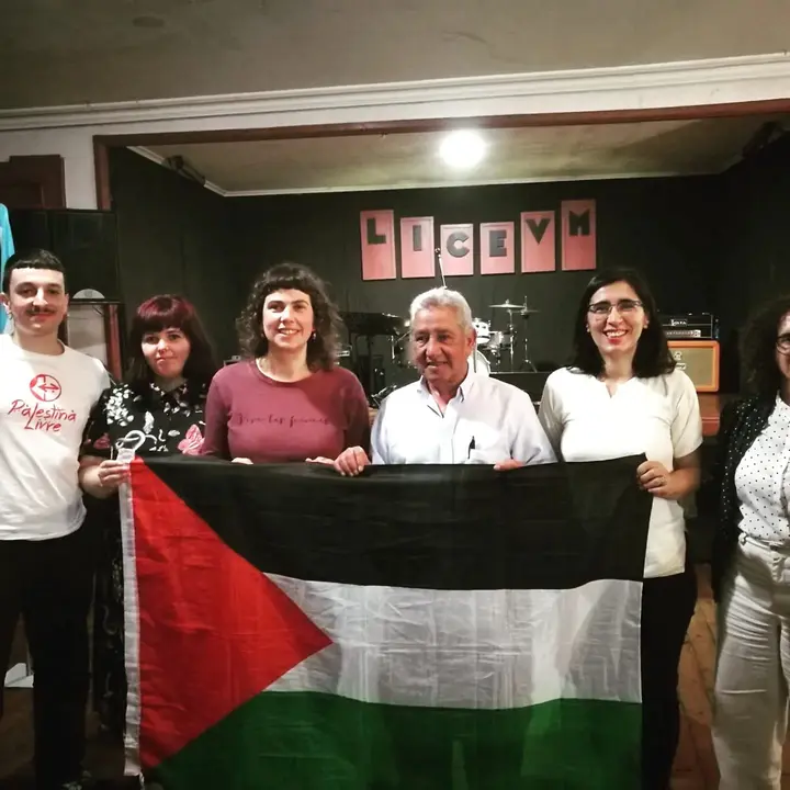 O xoves 9 de maio tivemos o pracer de escoitar a Fayez. Deunos unha mostra maxistral da manipulaci&oacute;n medi&aacute;tica e do gran desco&ntilde;ecemento que temos do mundo que queda f&oacute;ra de Europa. O pobo palestino xa nos ten ensinado que a resistencia e a dignidade o caracteriza e Fayez apareceu dominado pola forza e o optimismo. Todo o noso apoio a Palestina. Seguiremos denunciando o xenocidio que este pobo est&aacute; a padecer.
