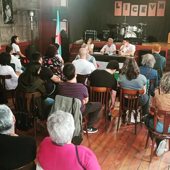 O xoves 9 de maio tivemos o pracer de escoitar a Fayez. Deunos unha mostra maxistral da manipulaci&oacute;n medi&aacute;tica e do gran desco&ntilde;ecemento que temos do mundo que queda f&oacute;ra de Europa. O pobo palestino xa nos ten ensinado que a resistencia e a dignidade o caracteriza e Fayez apareceu dominado pola forza e o optimismo. Todo o noso apoio a Palestina. Seguiremos denunciando o xenocidio que este pobo est&aacute; a padecer.