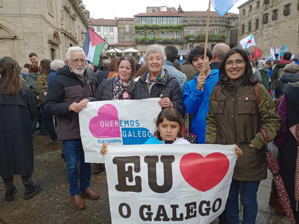 Un ano m&aacute;is&nbsp;manifest&aacute;monos no D&iacute;a das Letras Galegas en Santiago de Compostela en defensa da nosa lingua. Queremos un galego vivo na escola, no audiovisual, na administraci&oacute;n. Queremos unha Galiza Viva.&nbsp;