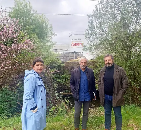 M&iacute;riam Mart&iacute;nez (Respons&aacute;bel Local) e Pedro Pereira (Portavoz Municipal) con Lu&iacute;s Bar&aacute; durante unha visita do deputado do BNG ao Porri&ntilde;o para analizar a situaci&oacute;n do matadoiro