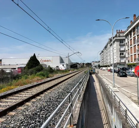 V&iacute;a do tren no seu paso por O Porri&ntilde;o