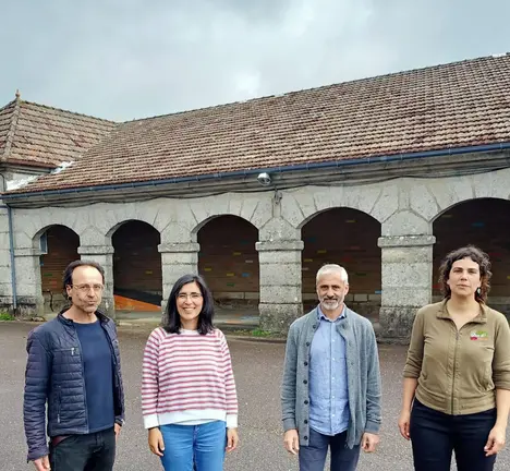 Pedro Pereira con membros do BNG diante da Escola Unitaria no estado actual
