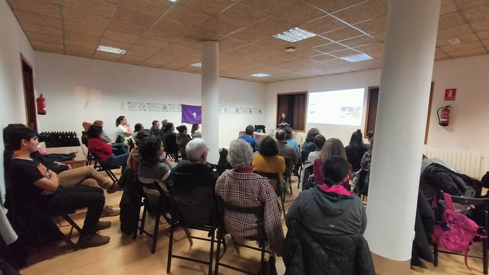 Foto dunha reunión da MMM A Louriña